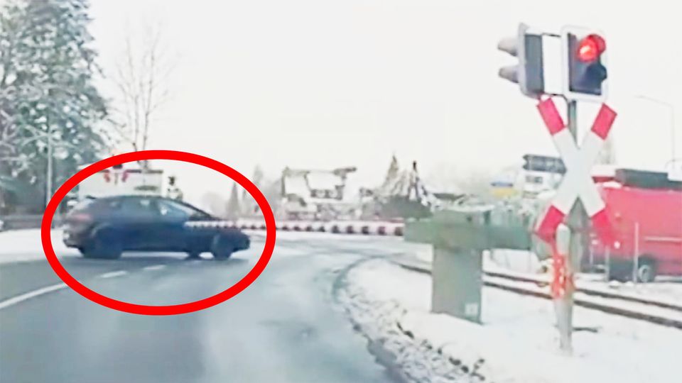 Auto fährt direkt vor heranrasenden Regionalzug in NRW