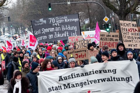 Hamburgs Wissenschaftssenatorin hat angeregt, dass die Universität Hamburg weniger Studenten aufnimmt. Foto: Daniel Bockwoldt/dp