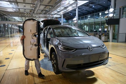 Die Gläserne Manufaktur von VW empfängt ab Donnerstag wieder Besucher zu Führungen im künftigen Innovationscampus (Archivbild).