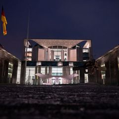 Beim abendlichen Treffen im Kanzleramt ging es auch um den Schutz vor Stromausfällen. Foto: Fabian Sommer/dpa