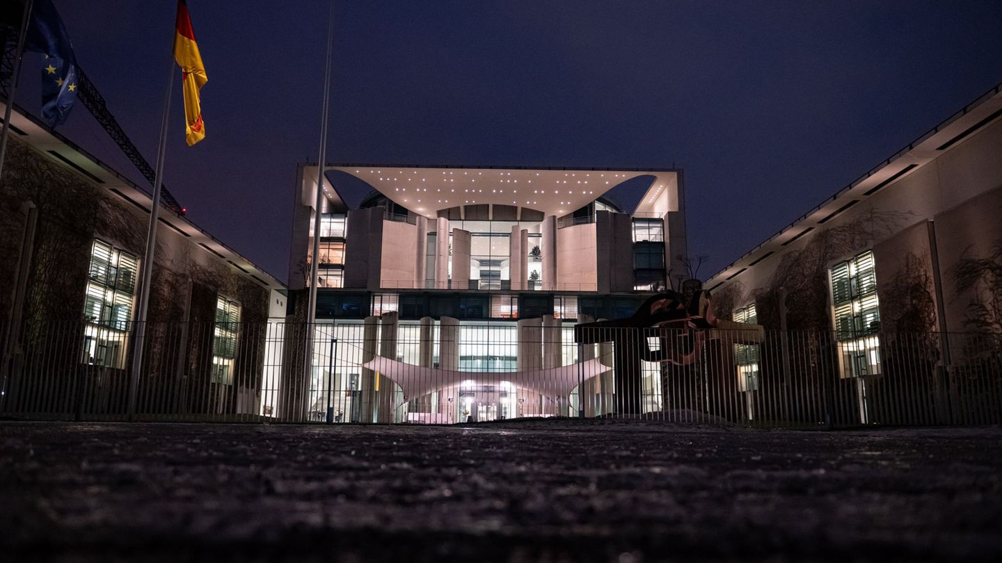 Beim abendlichen Treffen im Kanzleramt ging es auch um den Schutz vor Stromausfällen. Foto: Fabian Sommer/dpa