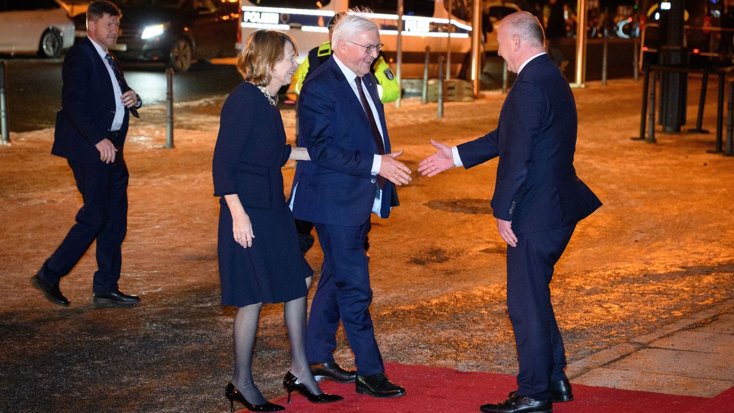 Kai Wegner hat Frank-Walter Steinmeier und seine Frau Elke Büdenbender ins Rote Rathaus eingeladen. Foto: Bernd von Jutrczenka/d