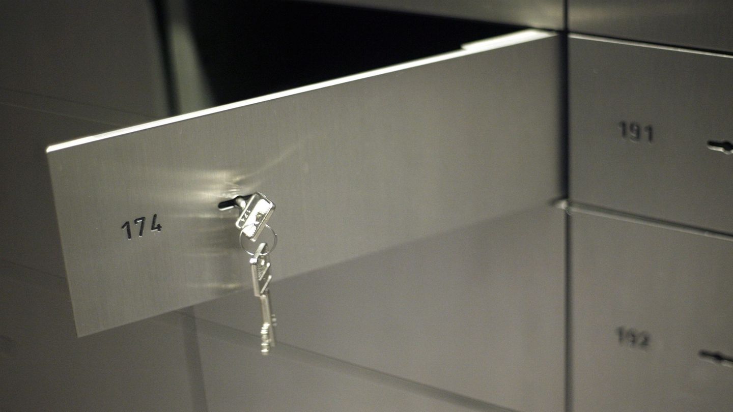 Noch unbekannte Täter haben in einer Bank in Wilhelmshaven mehrere Schließfächer aufgebrochen. (Symbolbild) Foto: Jens Wolf/dpa-