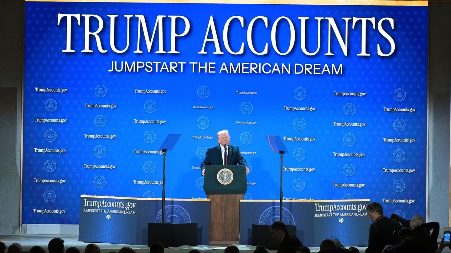 Der US-Präsident machte bei einer Veranstaltung des Finanzministeriums Werbung für die "Trump Accounts" Foto: Jacquelyn Martin/A