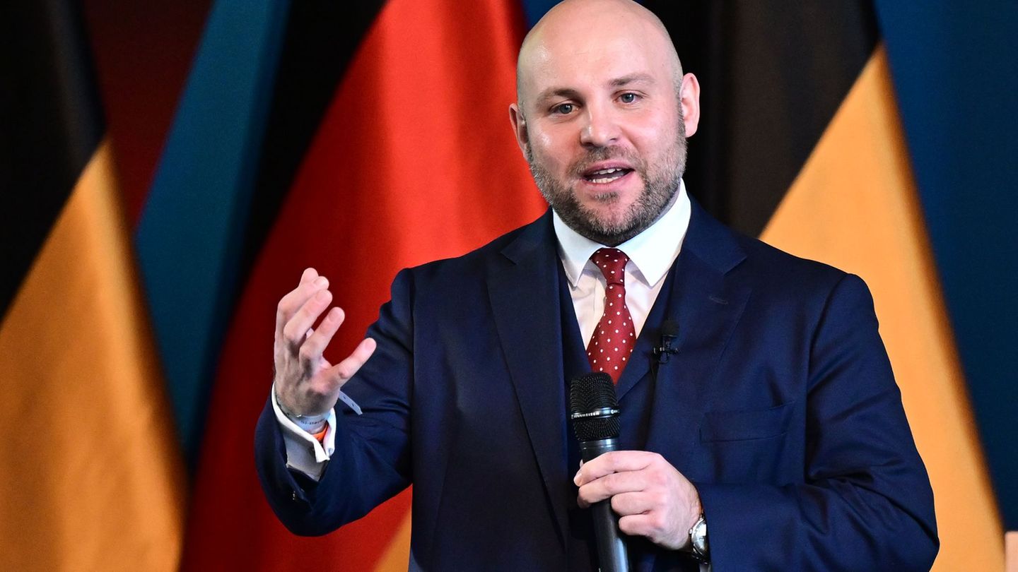 Tritt nicht nur gerne vor Fahnen auf, sondern will sie auch vor Schulen gehisst haben: AfD-Spitzenkandidat Markus Frohnmaier. (A