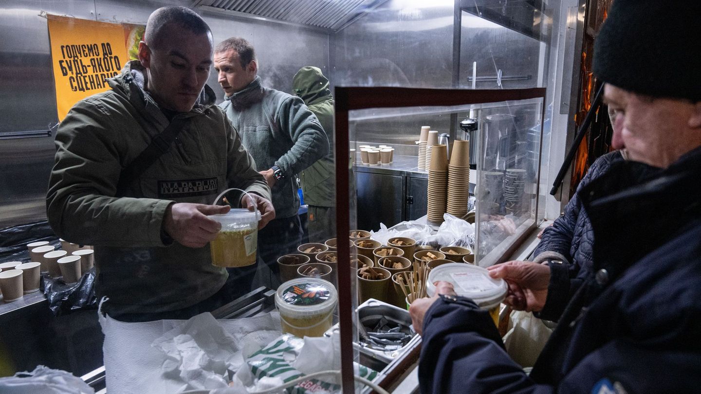 In Kiew geben die Streitkräfte warme Mahlzeiten für Menschen aus, die in ihren Häusern keinen Strom mehr haben. Foto: Danylo Ant