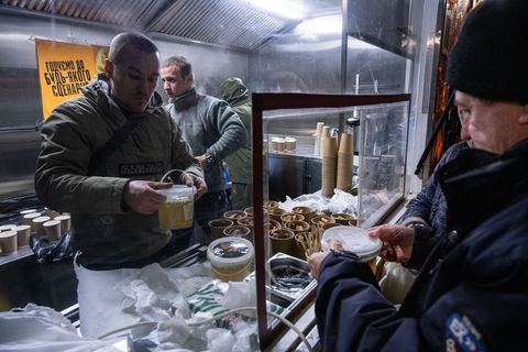 In Kiew geben die Streitkräfte warme Mahlzeiten für Menschen aus, die in ihren Häusern keinen Strom mehr haben. Foto: Danylo Ant