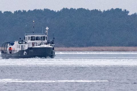 Der Eisbrecher "Swanti" darf laut zuständiger Behörde nur in Notfällen Passagiere befördern. Foto: Stefan Sauer/dpa