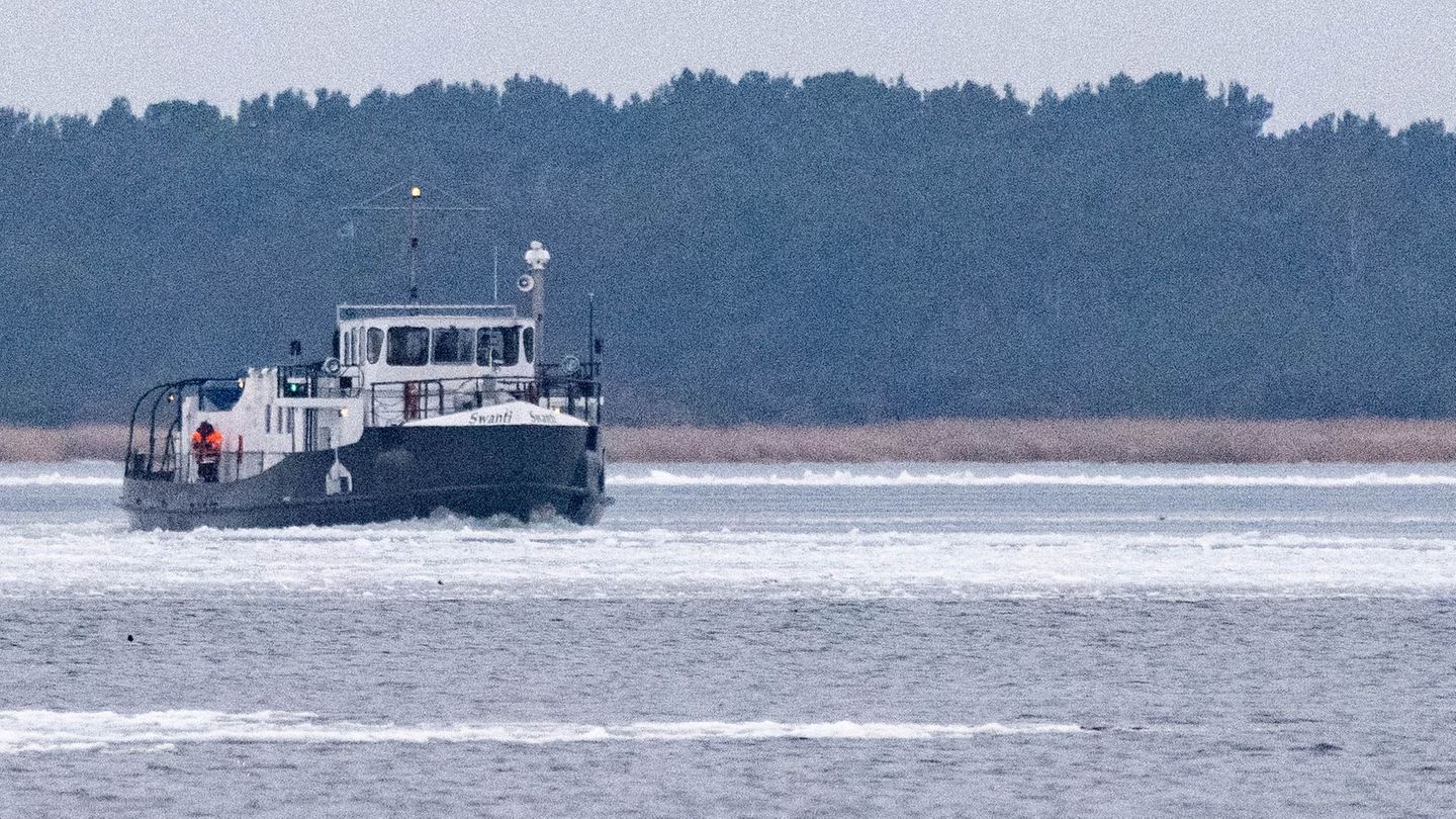 Der Eisbrecher "Swanti" darf laut zuständiger Behörde nur in Notfällen Passagiere befördern. Foto: Stefan Sauer/dpa
