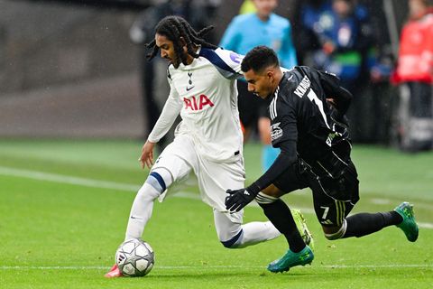Eintracht Frankfurt mit Ansgar Knauff (r) und Tottenham Hotspur um Djed Spence (l) lieferten sich eine umkämpfte Begegnung. Foto