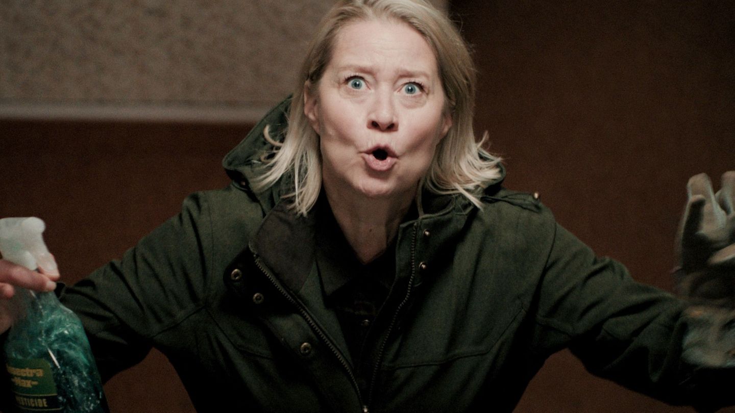 Ditte Jensen (Trine Dyrholm) ist frisch aus Dänemark nach Island gezogen und sorgt in ihrem Mietshaus für Ordnung. Harmlose Putzmittel sind eher selten die Mittel ihrer Wahl.