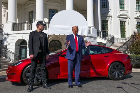 Selbst US-Präsident Trump (r) kaufte Tesla-Chef Musk ein Model S medienwirksam ab. (Archivbild) Foto: -/Pool/AP/dpa