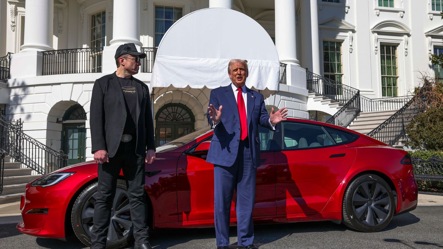 Selbst US-Präsident Trump (r) kaufte Tesla-Chef Musk ein Model S medienwirksam ab. (Archivbild) Foto: -/Pool/AP/dpa