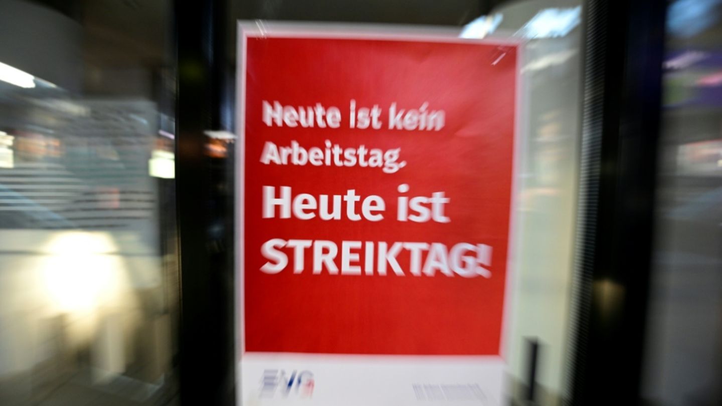 Plakat mit Streik-Aufruf 2023 in Berlin