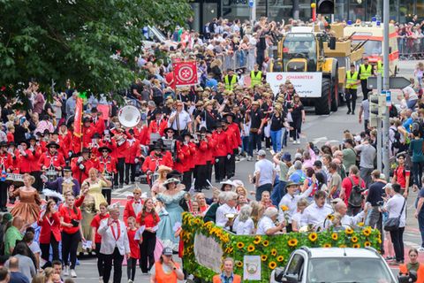 Zwei Männer sollen beim Schützenausmarsch in Hannover eine Polizistin geküsst haben – jetzt stehen sie vor Gericht. (Archivbild)