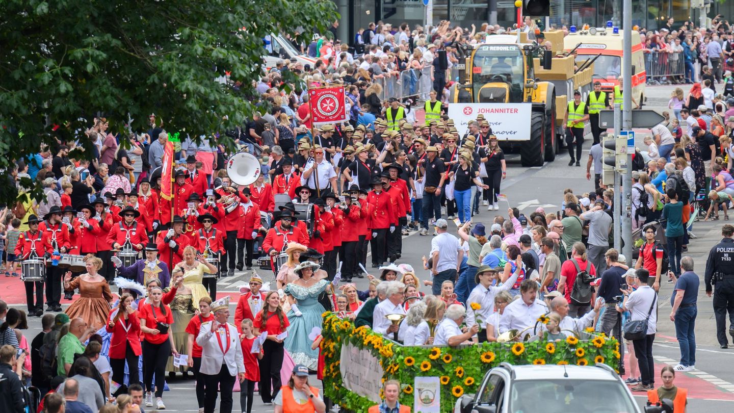 Zwei Männer sollen beim Schützenausmarsch in Hannover eine Polizistin geküsst haben – jetzt stehen sie vor Gericht. (Archivbild)