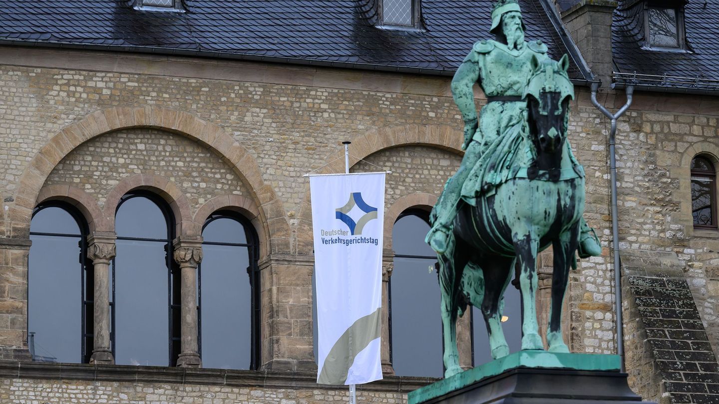 Der Verkehrsgerichtstag wird traditionell in der historischen Kaiserpfalz eröffnet. (Archivbild) Foto: Swen Pförtner/dpa