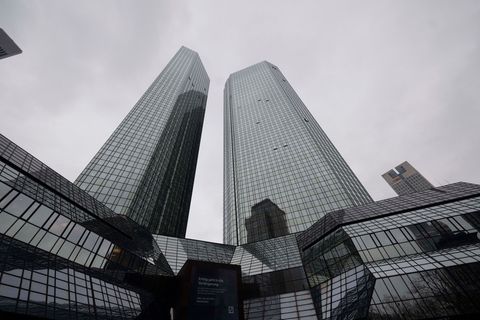 Voraussichtlich deutlich mehr Gewinn - aber erneut Ärger für die Deutsche Bank. Foto: Boris Roessler/dpa