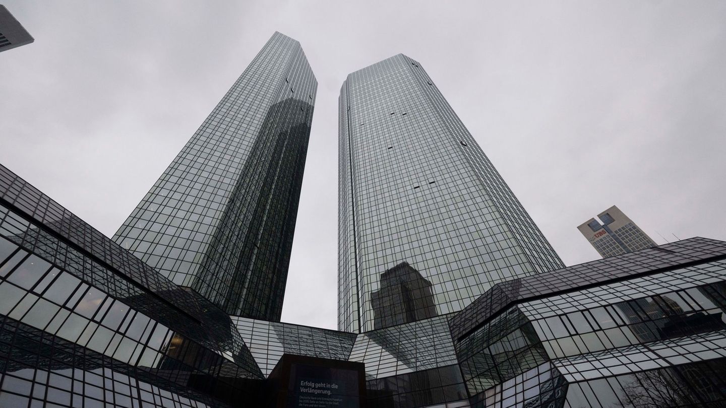 Voraussichtlich deutlich mehr Gewinn - aber erneut Ärger für die Deutsche Bank. Foto: Boris Roessler/dpa