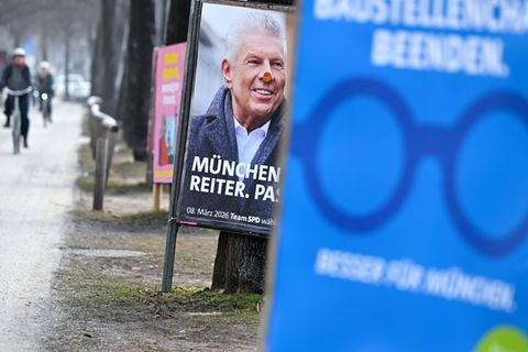 Wahlplakate in München weisen auf die Kommunalwahl am 8. März hin. Foto: Sven Hoppe/dpa