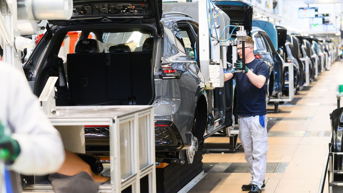 Autoindustrie in der Krise? Hersteller machen weiter Milliardengewinne. (Archivbild) Foto: Julian Stratenschulte/dpa