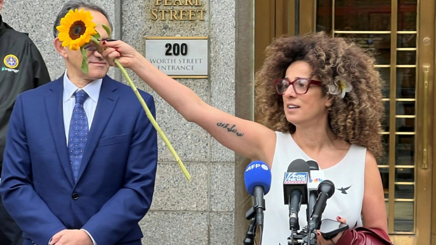 Masih Alinedschad im Oktober 2025 in New York