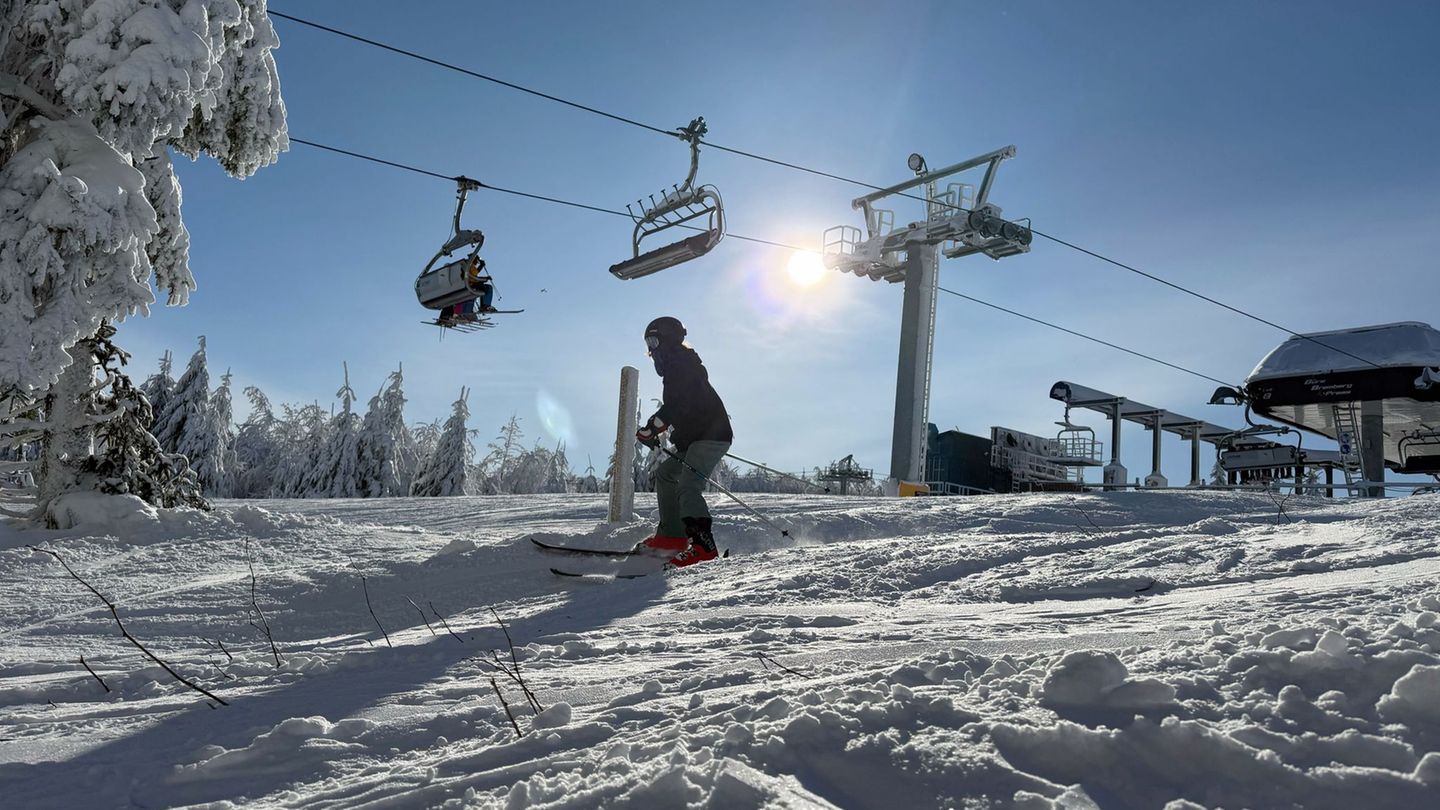 Dicke Schneepolster auf den Pisten: Die Skibedingungen im Sauerland bleiben auch im Februar gut. (Archivfoto) Foto: Wolf von Dew