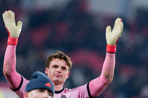 Jonas Urbig wurde beim Bayern-Sieg in Eindhoven zum Man of the Match gekürt. Foto: Rolf Vennenbernd/dpa