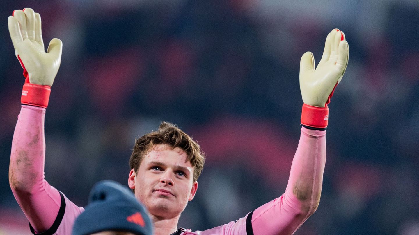 Jonas Urbig wurde beim Bayern-Sieg in Eindhoven zum Man of the Match gekürt. Foto: Rolf Vennenbernd/dpa