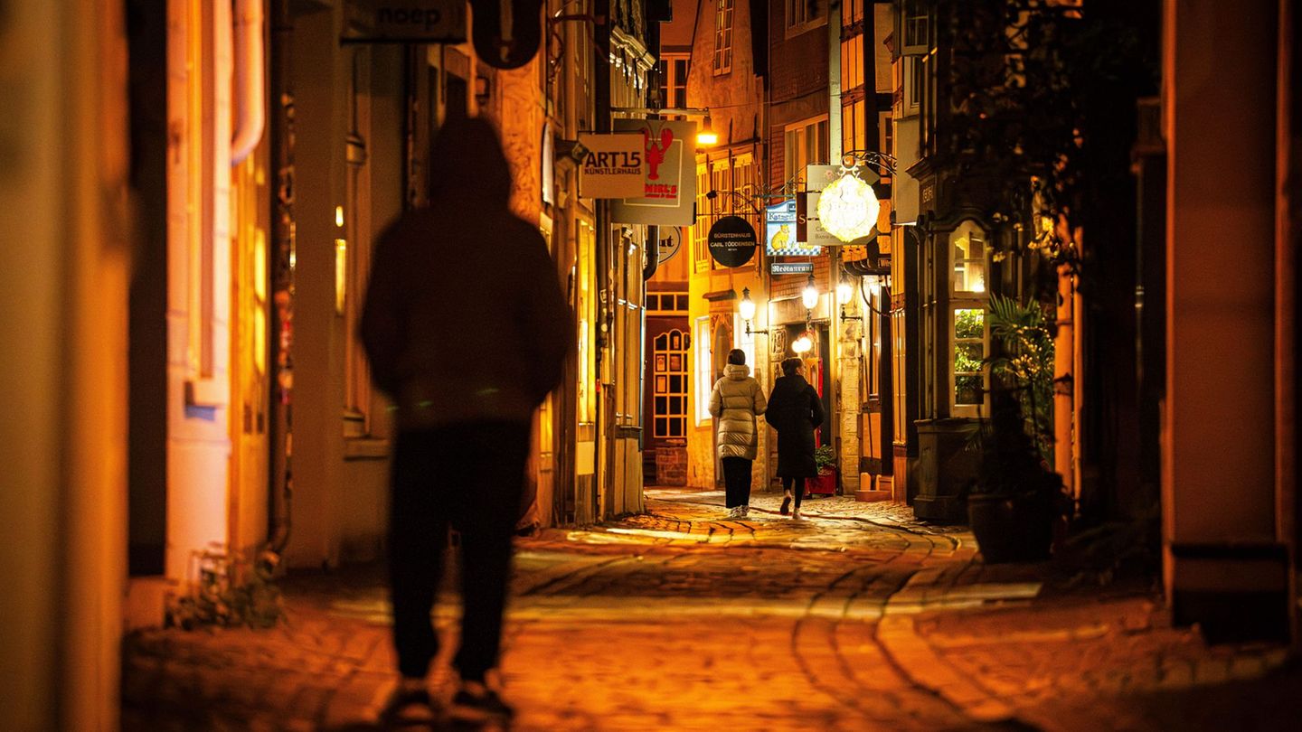 Nachteule oder Lerche? Menschen in der Dunkelheit in der Stadt unterwegs