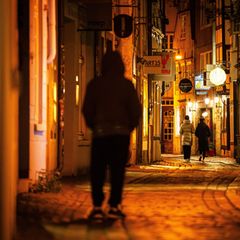 Nachteule oder Lerche? Menschen in der Dunkelheit in der Stadt unterwegs