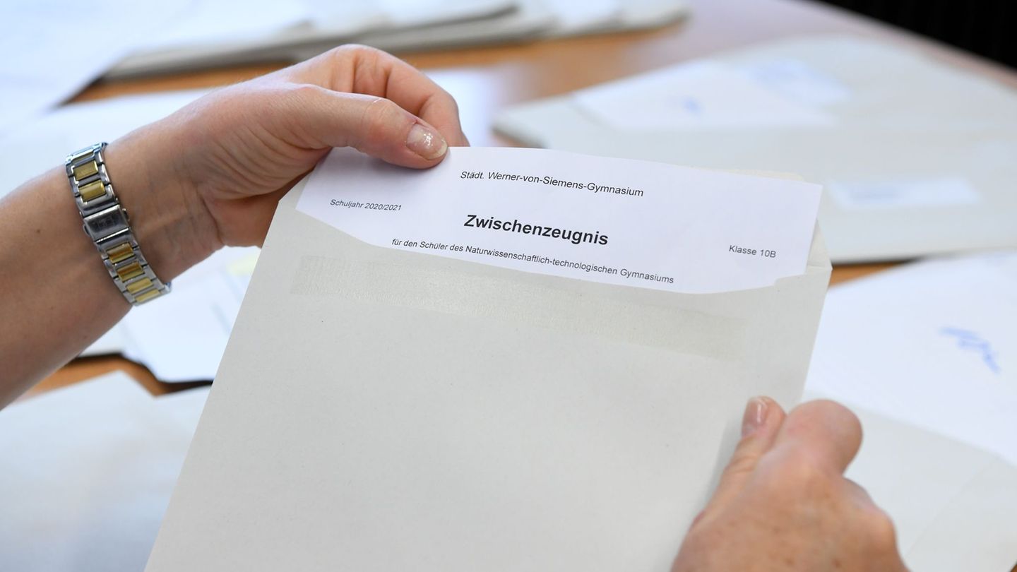 Rund 270.000 Schülerinnen und Schüler erhalten in Hamburg ihre Zwischenzeugnisse. (Symbolbild) Foto: Tobias Hase/dpa