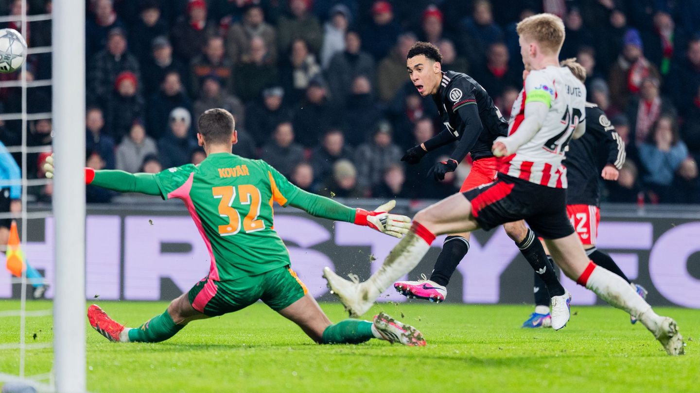 Der Glücksmoment: Jamal Musiala (M) erzielt sein Comeback-Tor zum 1:0. Foto: Rolf Vennenbernd/dpa