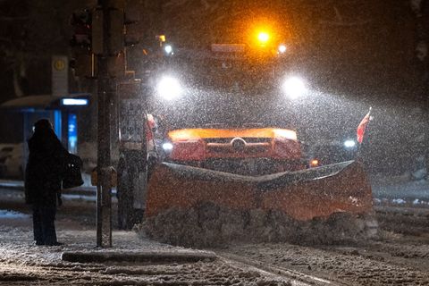 Auch am Freitag und Samstag kann es wieder glatt werden. Neben weiteren Schneefällen sei auch gefrierender Regen möglich, berich