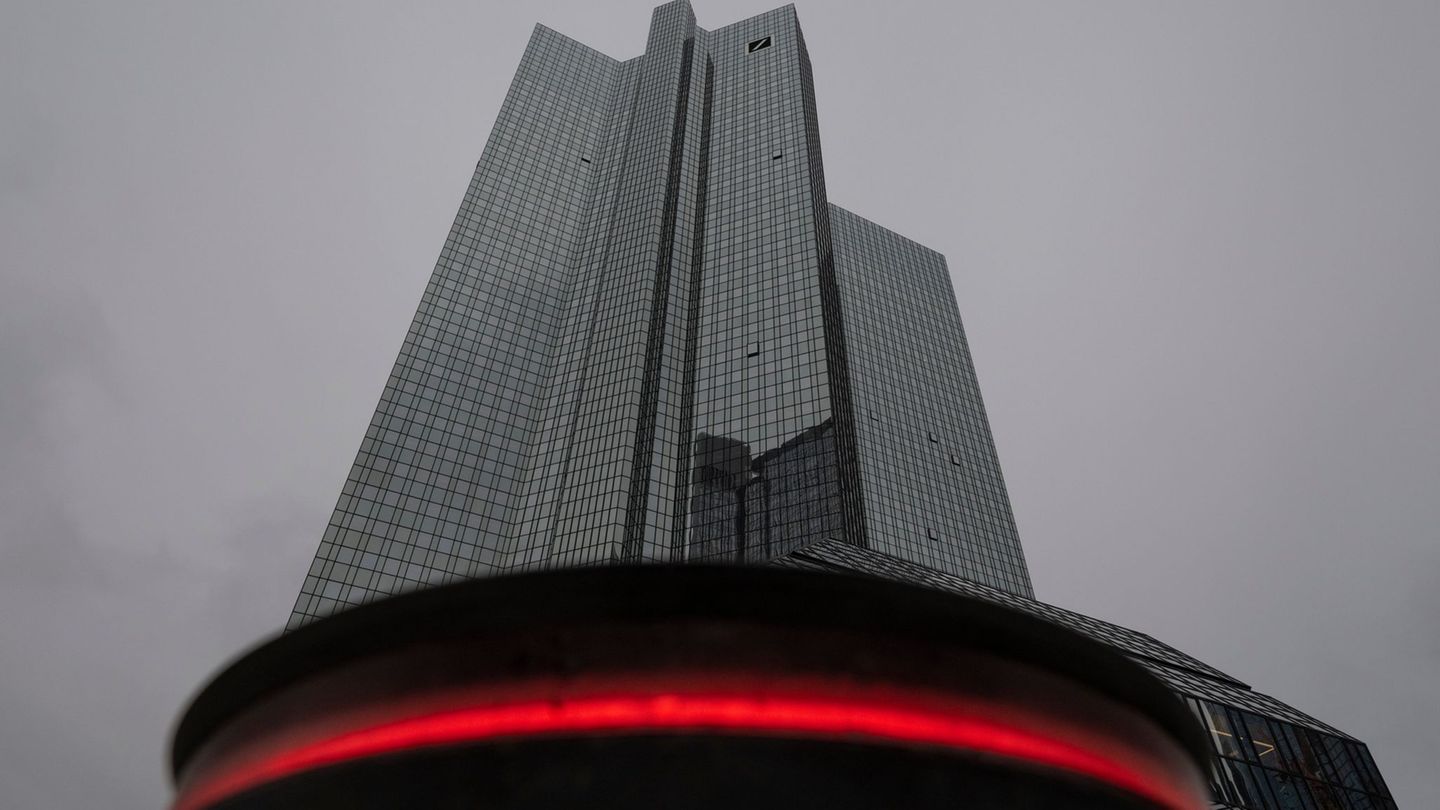 Am Tag vor der Bilanzvorlage fand im Hauptsitz der Bank in Frankfurt eine Razzia des BKA wegen des Verdachts der Geldwäsche stat