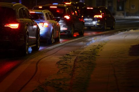 Der Deutsche Wetterdienst sagt leichten Schneefall vor allem im Westen und Süden Niedersachsens voraus - und Glätte. (Symbolbild