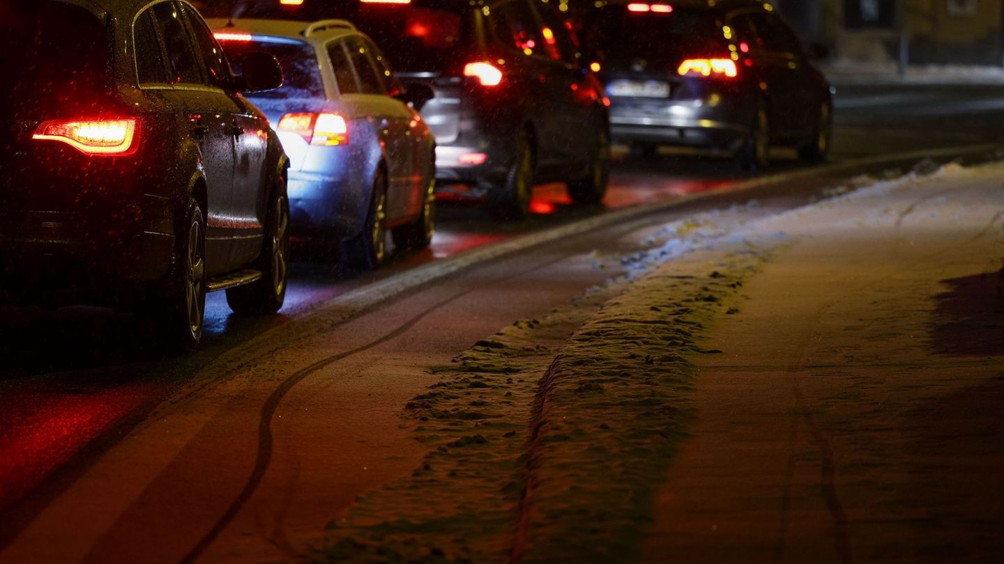 Der Deutsche Wetterdienst sagt leichten Schneefall vor allem im Westen und Süden Niedersachsens voraus - und Glätte. (Symbolbild