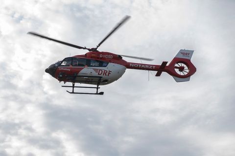 Die 45-Jährige wurde noch in eine Klinik geflogen, in der sie aufgrund ihrer schweren Verletzungen starb. (Symbolbild) Foto: Pau