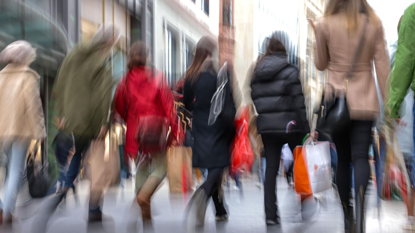 Menschen in Fußgängerzone in Deutschland