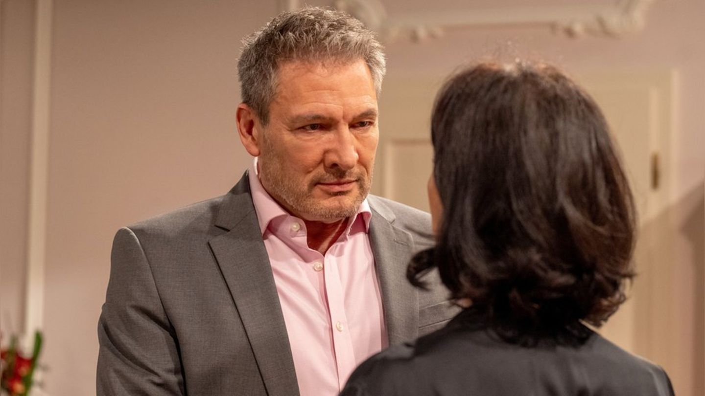 "Sturm der Liebe": Sophia (r.) ist hoch erfreut, als Christoph ihr eine strategische Partnerschaft vorschlägt.