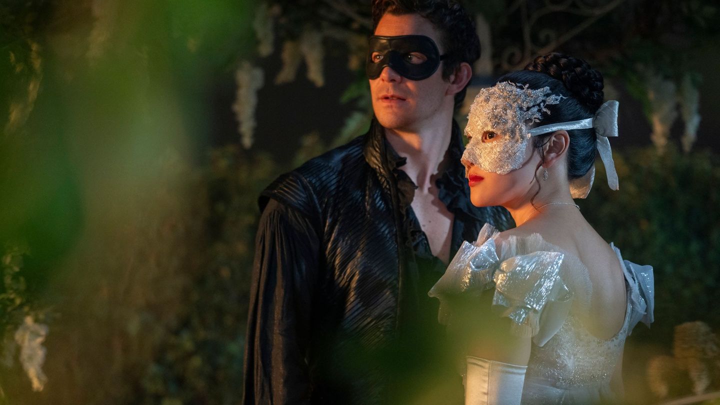 Wer ist die mysteriöse Dame in Silber (Yerin Ha), der Benedict Bridgerton (Luke Thompson) auf dem Maskenball seiner Mutter begegnet?