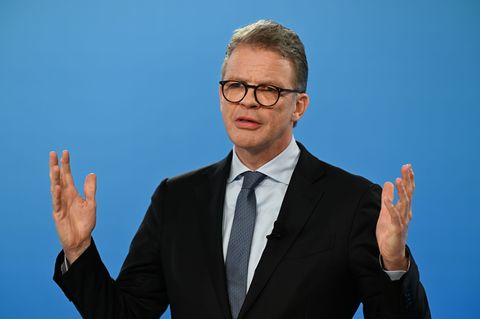 Nach Razzia wegen Geldwäscheverdachts: Konzernchef Sewing sagt Zusammenarbeit mit den Behörden zu. (Archivbild) Foto: Arne Deder