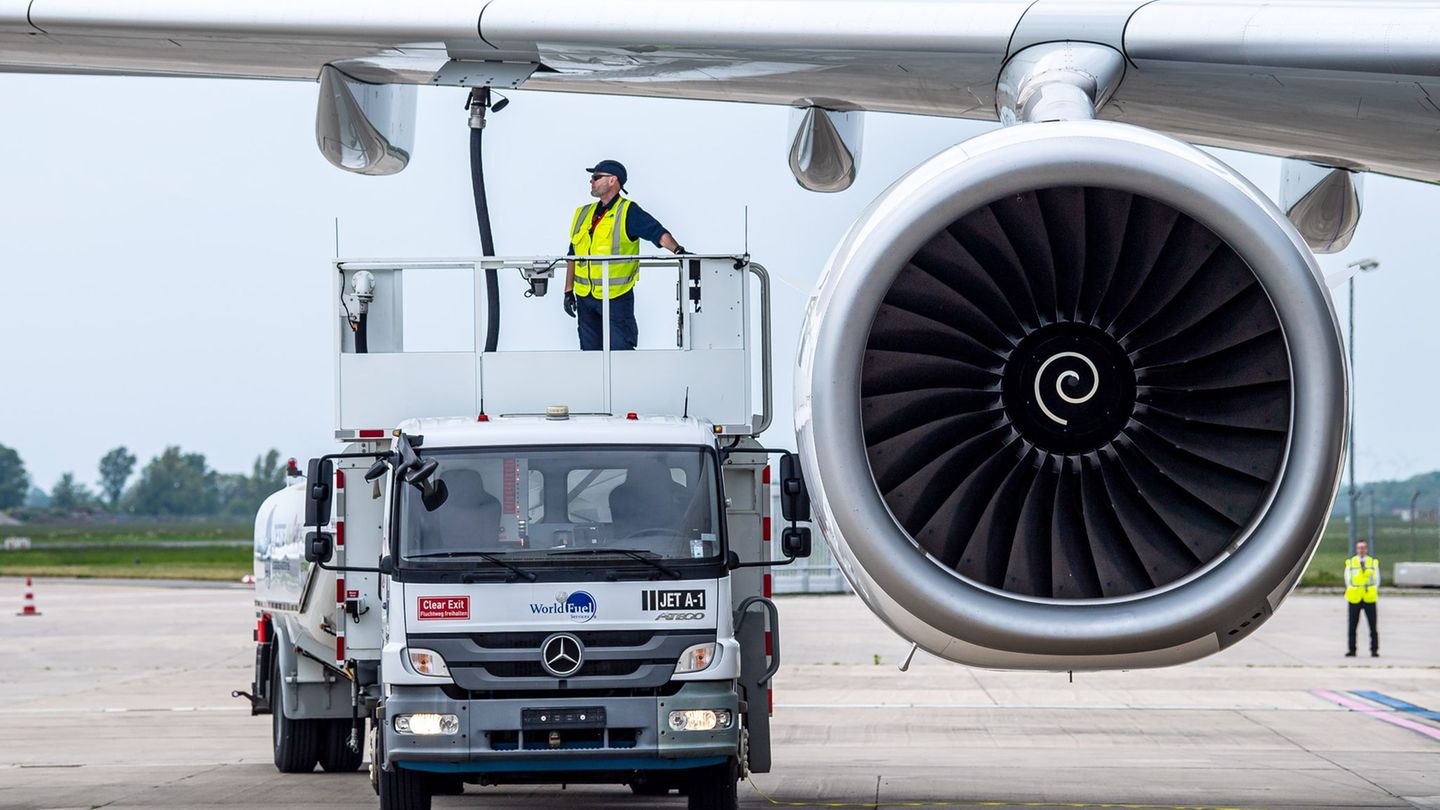 Nachhaltige Flugzeugkraftstoffe als Alternative zu fossilem Kerosin sollen in einigen Jahren aus einer neuen Produktionsanlage i