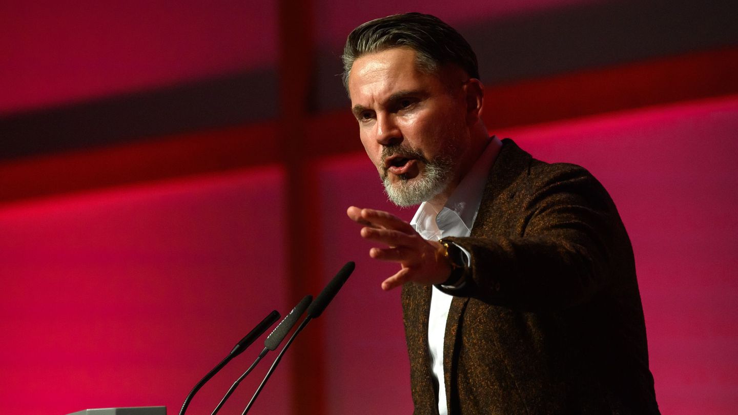 Der BSW-Bundesvorsitzende Fabio de Masi fordert von Thüringens Ministerpräsident Mario Voigt (CDU), Zweifel an seiner wissenscha