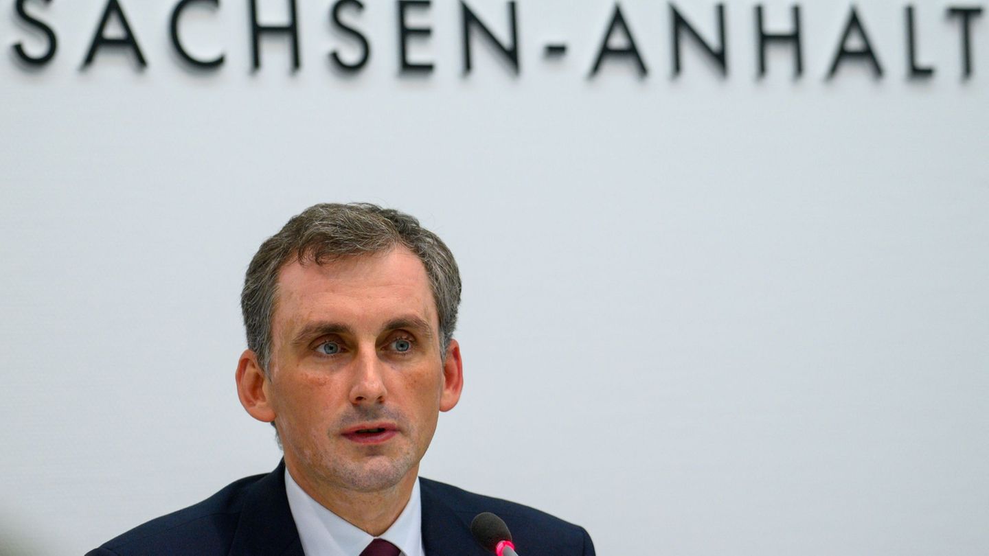 "Die Schule wird beraten, die Schule ist mit den Eltern im Austausch", sagt Bildungsminister Jan Riedel (CDU). (Archivbild) Foto