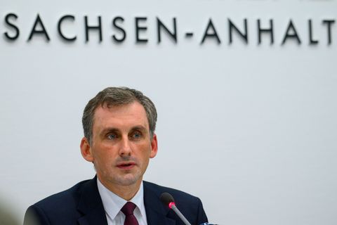 "Die Schule wird beraten, die Schule ist mit den Eltern im Austausch", sagt Bildungsminister Jan Riedel (CDU). (Archivbild) Foto