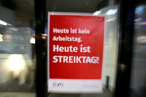 Plakat mit Streik-Aufruf 2023 in Berlin