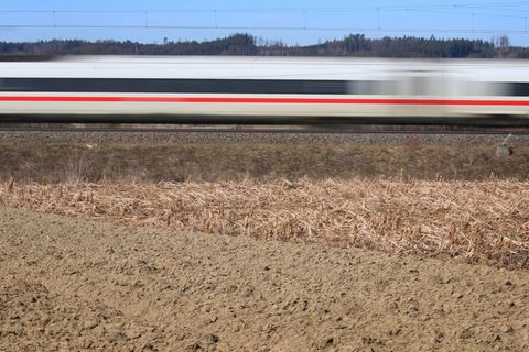 Die bisherige ICE-Strecke zwischen den benachbarten Großstädten Augsburg und Ulm soll durch eine neue Trasse ersetzt werden. (Ar