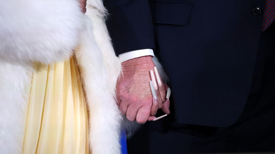 Nicki Minaj und Donald Trump lassen auf der Bühne für mehrere Sekunden die Hand des anderen nicht los
