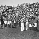 Im faschistischen Italien steigt 1934 das zweite WM-Turnier der Fußballgeschichte – und der Titelverteidiger fehlt. Uruguay hat die erste WM im eigenen Land gewonnen und boykottiert vier Jahre später Europa. Es ist die Revanche für das Fehlen großer europäischer Teams, die größtenteils 1930 nicht nach Südamerika gereist waren, weil ihnen die Kosten zu hoch waren oder weil sie es ablehnten, dass in Südamerika Fußballer für Geld spielten. Den Titel holt sich die Squadra Azzurra